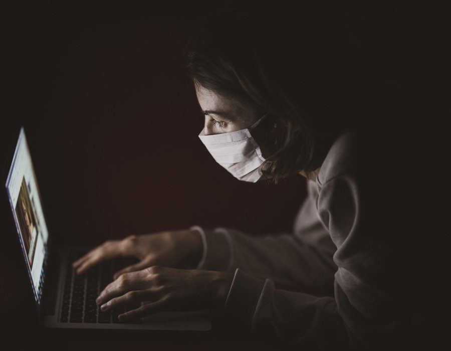 编辑小组在明亮的开放式办公区围坐讨论匿名聊天在线的信息整理方案，桌面摊开多份公开资料打印稿，午后自然光从落地窗斜照进来，氛围专注而安静